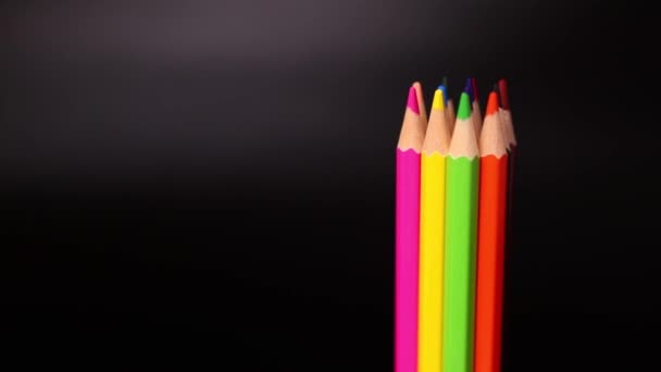 Цветные карандаши на черном фоне - Кадры, видео