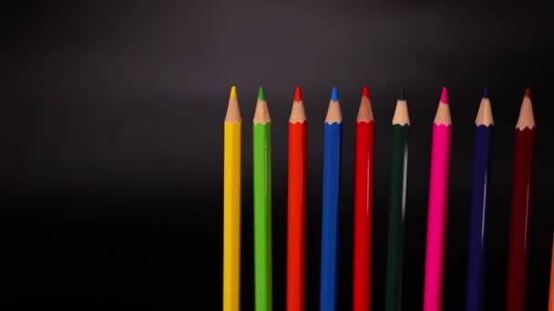 Кольорові олівці на чорному тлі повільні кадри руху
 - Кадри, відео