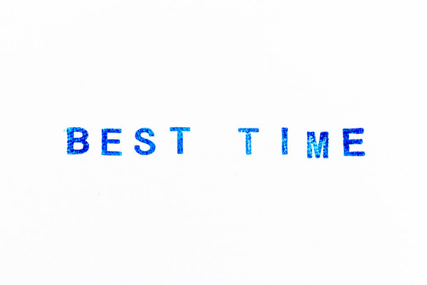 Blaue Farbe Tinte des Gummistempels in Wort beste Zeit auf weißem Papier Hintergrund - Foto, Bild