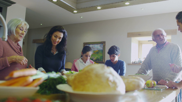 šťastná rodina společně připravují jídlo - Záběry, video