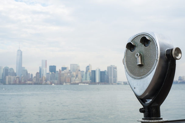 NUEVA YORK, EE.UU. - 22 DE NOVIEMBRE: Visores binoculares con cielo de Manhattan
 - Foto, imagen