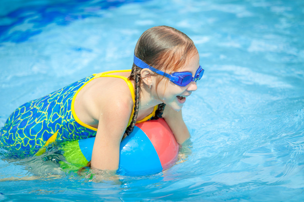 little girl in the swimming pool - Fotografie, Obrázek