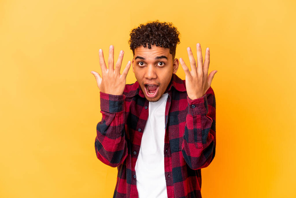 Молодий афроамериканський кучерявий чоловік ізольований на фіолетовому зображенні десятьма руками
. - Фото, зображення