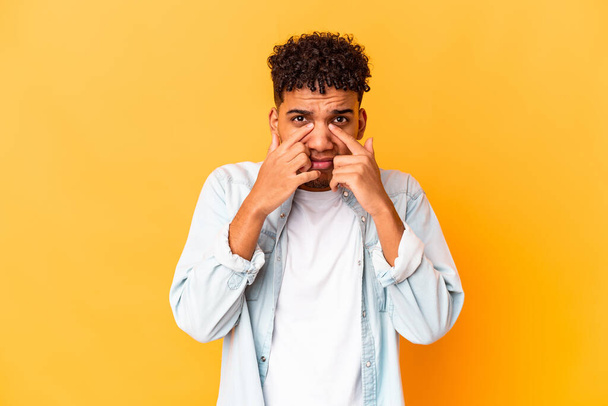Jonge Afro-Amerikaanse krullende man geïsoleerd op paars huilen, ongelukkig met iets, kwelling en verwarring concept. - Foto, afbeelding