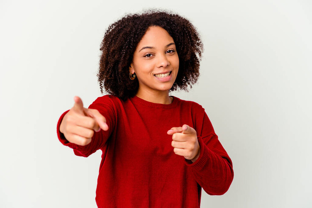 Jeune femme afro-américaine métissée isolée pointant vers l'avant avec les doigts. - Photo, image