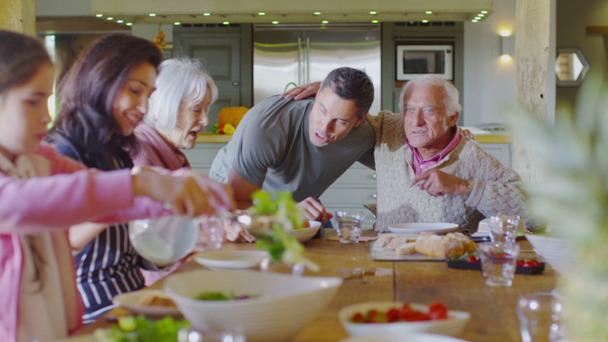 családi csoport otthon ebédelnek - Felvétel, videó