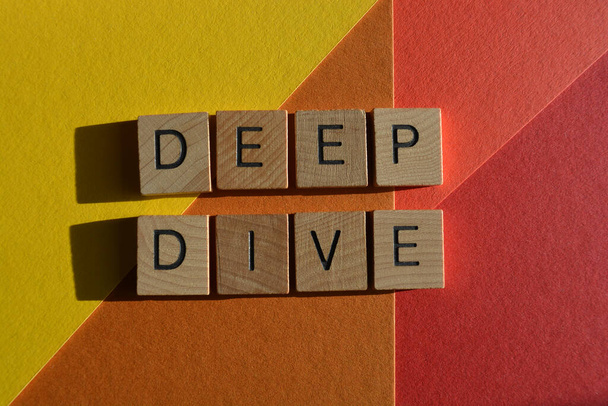 Deep Dive, woorden in houten alfabet letters geïsoleerd op kleurrijke achtergrond - Foto, afbeelding