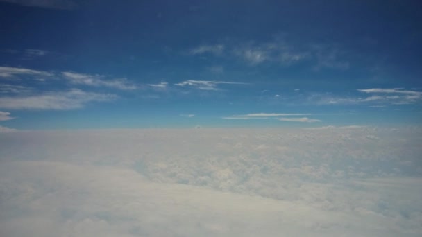 Καταπληκτική θέα στον ορίζοντα από τον ουρανό του αεροπλάνου πάνω από τα σύννεφα - Πλάνα, βίντεο