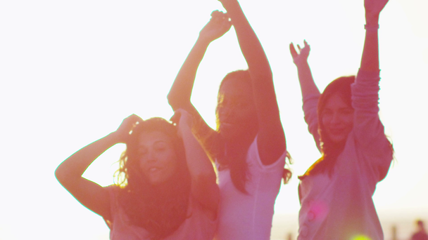 Freunde haben Spaß und tanzen am Strand - Filmmaterial, Video