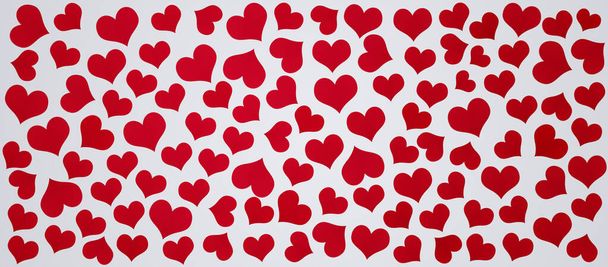 Valentýn krásný široký prapor s mnoha červenými tvary srdce na bílém pozadí - Fotografie, Obrázek