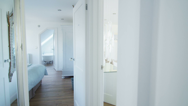 καλαίσθητο υπνοδωμάτιο στο μοντέρνο παραθαλάσσιο σπίτι - Πλάνα, βίντεο