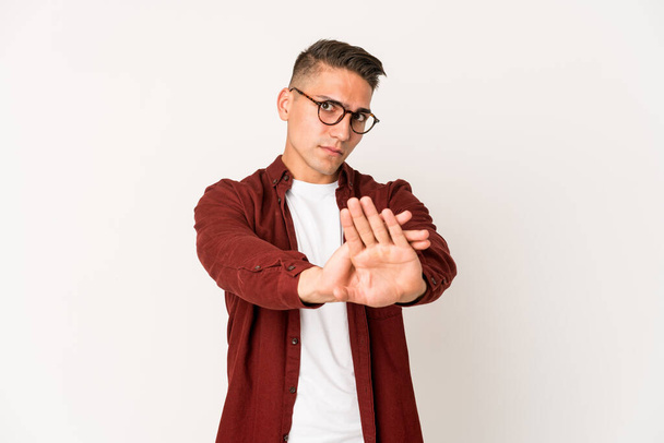 Young caucasian handsome man isolated doing a denial gesture - Photo, Image