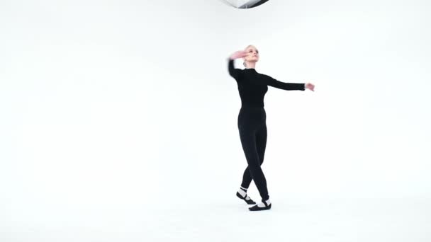Giovane donna bionda ballerina esibendosi piroetta - Filmati, video