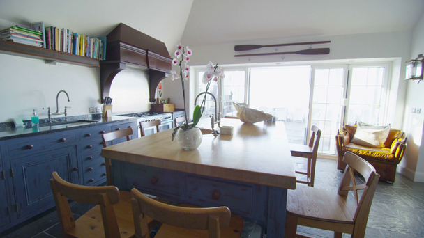 Área de cocina en la elegante casa junto a la playa
 - Metraje, vídeo