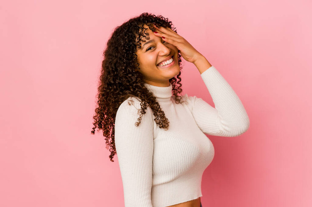 Joven afroamericana afro mujer aislada riendo feliz, despreocupada, emoción natural. - Foto, imagen
