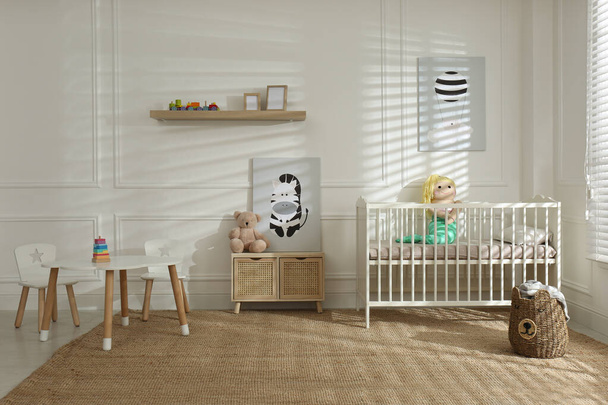 Светлый интерьер детской комнаты с удобной кроваткой - Фото, изображение