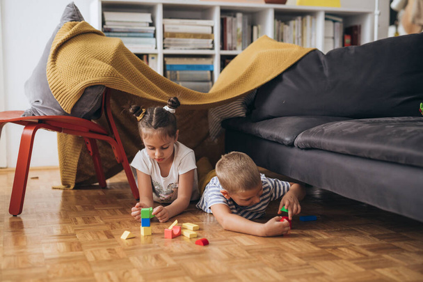 niños pequeños y felices juegan en casa - Foto, Imagen