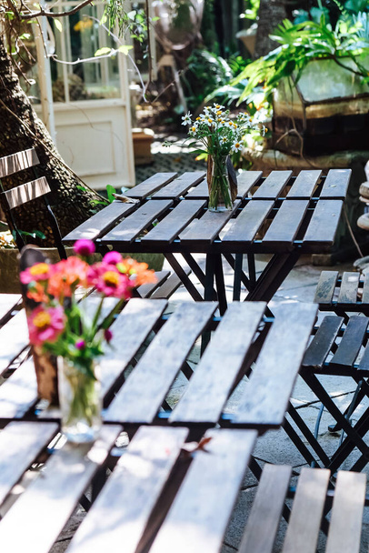 Cenário de mesa para um almoço no jardim - Foto, Imagem