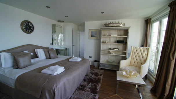 καλαίσθητο υπνοδωμάτιο στο μοντέρνο παραθαλάσσιο σπίτι - Πλάνα, βίντεο