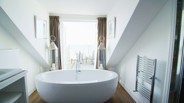 elegáns fürdőszoba elegáns tengerparti otthon - Felvétel, videó