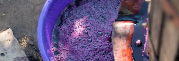 Σταφύλι χυμό κοντά κατά τη διάρκεια της φθινοπωρινής συγκομιδής. Παραδοσιακή παλιά τεχνική οινοποίησης. Γλεύκος σταφυλιών φιλτραρίσματος. - Φωτογραφία, εικόνα