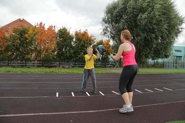 Athletic mother and son engaged in fitness - Foto, afbeelding