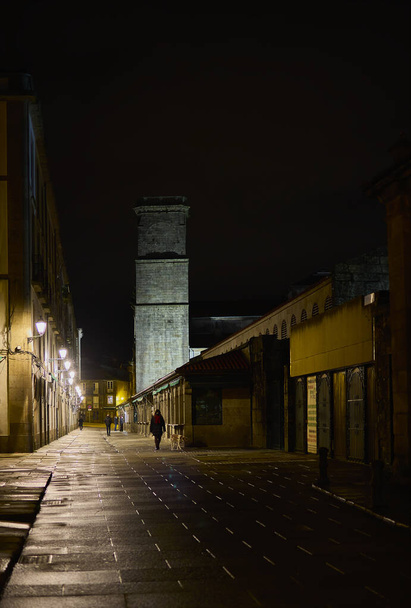 Reflexionen in einer einsamen Straße in Santiago de Compostela in einer regnerischen Nacht - Foto, Bild