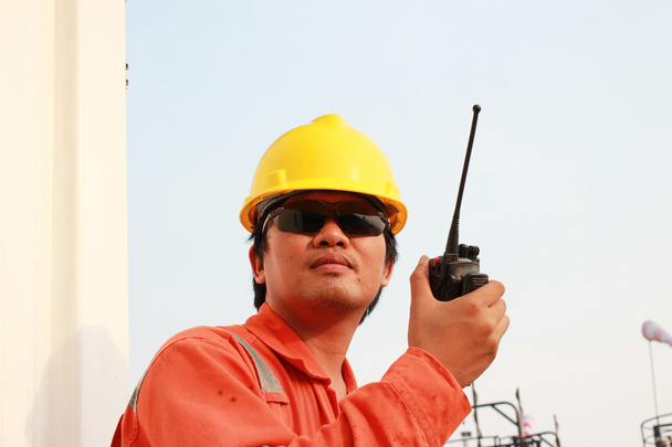 Hombre con sombrero duro usando walkie talkie
 - Foto, Imagen