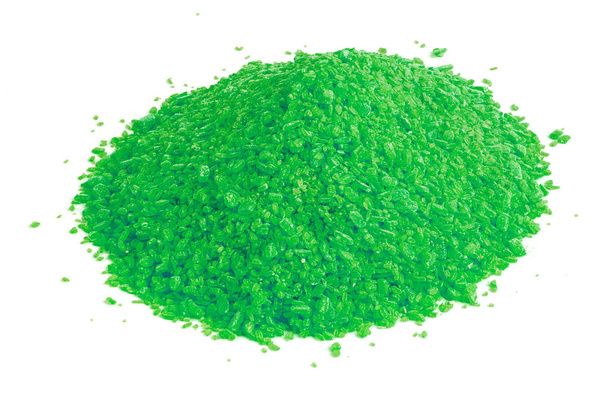 кучка сухих зеленых химических гранул - крупным планом изолированы на белом фоне - Фото, изображение