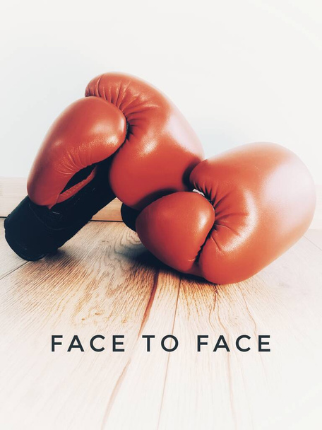 боксерські рукавички лежать на дерев'яній підлозі обличчям до обличчя
 - Фото, зображення