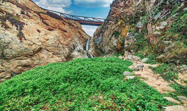 Piękny krajobraz małego wodospadu w Parku Stanowym Garrapata, na szlaku turystycznym Point Soberanes, Kalifornia, USA - Zdjęcie, obraz