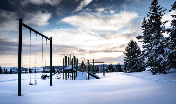 Μια αστική παιδική χαρά καλυμμένη με χιόνι στο πάρκο της πόλης Scenic Acres στο Κάλγκαρι Αλμπέρτα του Καναδά - Φωτογραφία, εικόνα