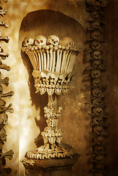 schedels en botten. Kutna hora, Tsjechië. getextureerde oud papier - Foto, afbeelding