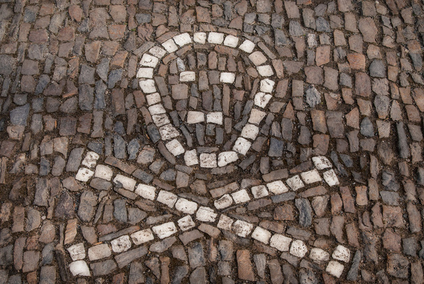 πέτρα σύμβολο κρανίο και τα οστά, τουριστική θέση kostnice - kutna  - Φωτογραφία, εικόνα