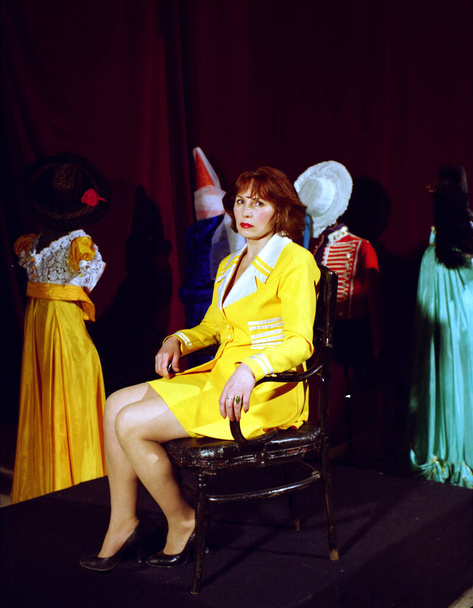Kaunis nainen suunnittelija - räätälöidä taustalla teatteri puvut luoma hänen - Valokuva, kuva