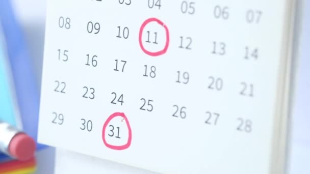 έννοια προθεσμίας με κόκκινο σήμα κατά την ημερολογιακή ημερομηνία  - Πλάνα, βίντεο