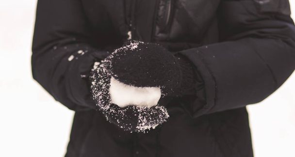Sneeuw in de handen van een close-up - Foto, afbeelding