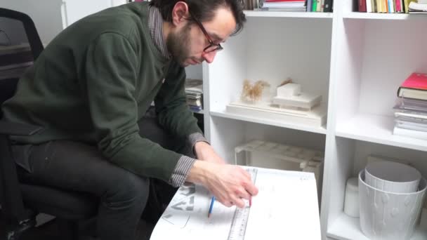 Jonge architect met casual wear notities in zijn bouwplan - Video