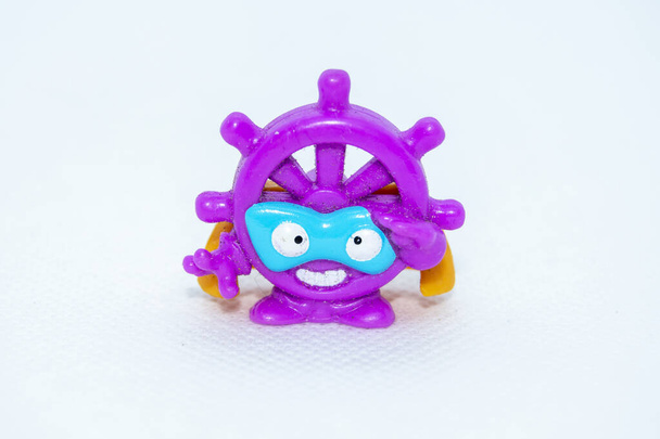 Маленькая пластиковая игрушка в форме лягушки - Фото, изображение