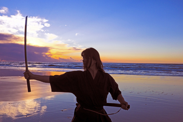 Joven samurai mujer en la playa
 - Foto, imagen