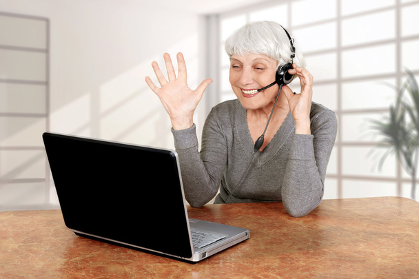 anciana en el ordenador se comunica, madre, abuela
  - Foto, imagen