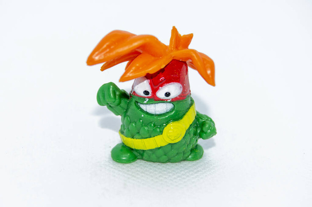 Маленькая пластиковая игрушка в форме лягушки - Фото, изображение