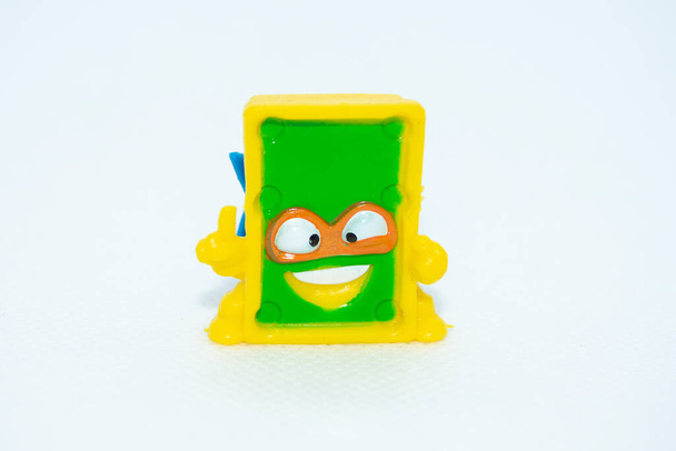 Маленька пластикова іграшка у формі жаби
 - Фото, зображення