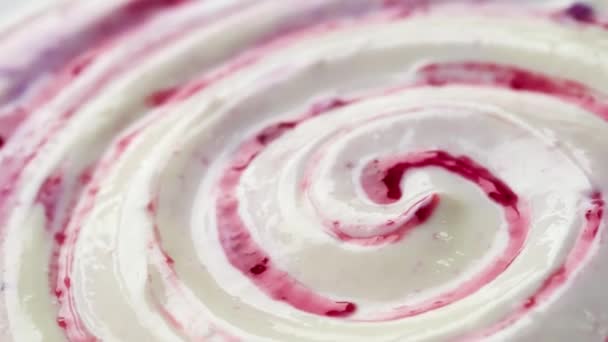 Nahaufnahme von Joghurt mit Fruchtmarmelade, Quark-Sahne-Wirbel mit Beerenbelag - Filmmaterial, Video