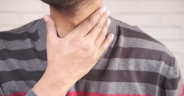tunnistamaton mies kärsii kurkkukipu lähikuva  - Materiaali, video