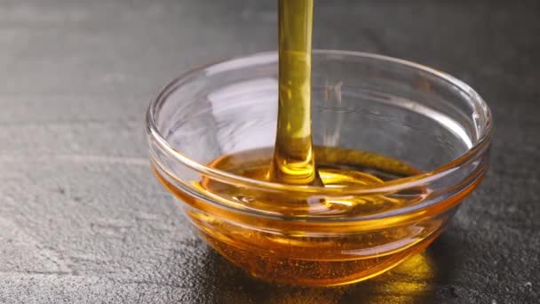 Honing gieten in glazen kom over zwarte achtergrond - Video