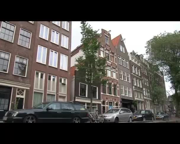 Amsterdam, Holandia - Sierpień 2011: amsterdam z widokiem na kanał łódź - Materiał filmowy, wideo