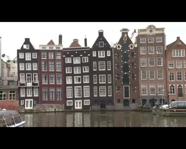 Amsterdam, Holandia - Sierpień 2011: amsterdam z widokiem na kanał łódź - Materiał filmowy, wideo