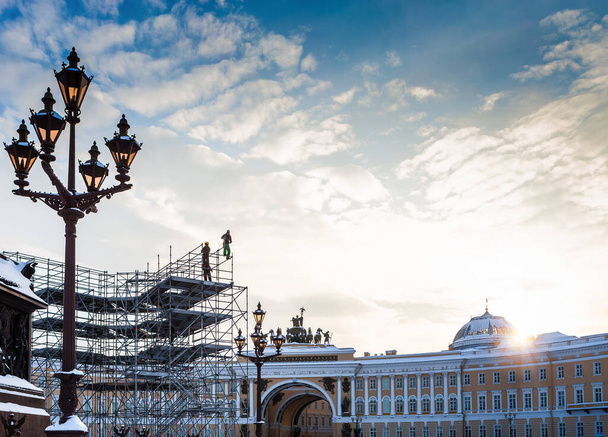 Monumentos de San Petersburgo. Invierno en la ciudad en el Neva en Rusia. Trabajos de construcción y reparación de la Plaza del Palacio - Foto, imagen