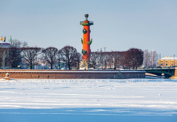 Columnas de estilo romano - Rostralnaya Kolonna en la isla Vasilyevsky. Monumentos de San Petersburgo. Invierno en la ciudad en el Neva en Rusia - Foto, imagen
